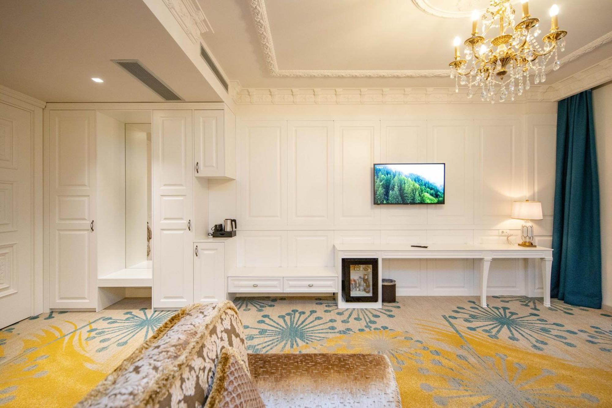 Grand Hotel Belushi Boge Екстериор снимка